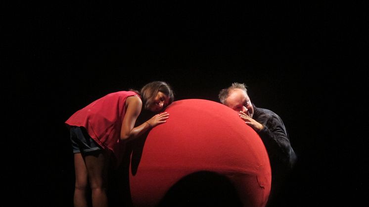 La Balle Rouge i Porto - flicka med dockspelaren Denis Garénaux, foto: Marika Yamoun