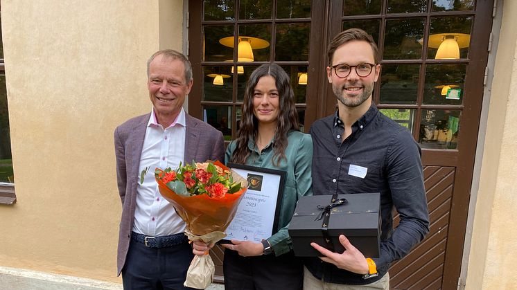 Prisutdelare Christer Fuglesang tillsammans med Emma Lönn och Niclas Düring som representerar vinnarna av innovationspriset 2023. Foto: Vanja Sandgren Bilden är fri för publicering i redaktionella sammanhang