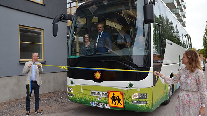 Gunnar Fast, skolområdeschef, Anna Borgert, förskolechef, Niklas Wikström (L), barn- och ungdomsnämndens ordförande och förste vice ordförande Anna Dahlén Gauffin (S) invigde bussen. 