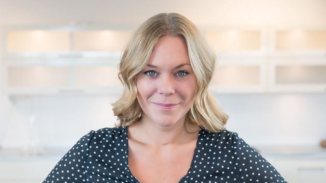 Sommelieren Maya Samuelsson berättar om varför champagne även borde avnjutas till mat och tipsar om vikten av att använda rätt glas för den rätta upplevelsen.