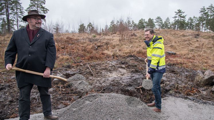 Anders Olsson, ordförande (C) i Tekniska nämnden, Örebro kommun och Henrik Enell, regionchef Civil Middle, NCC tar det första spadtaget för Örebros nya vattenreservoar Lyra.