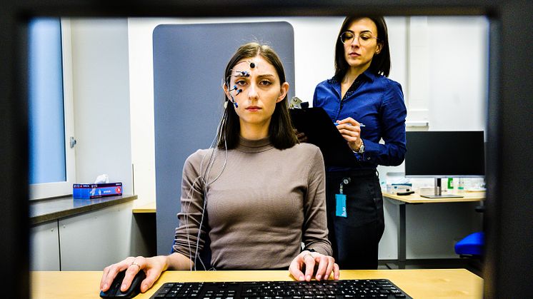 Försöksdeltagarnas känslomässiga reaktioner mäts med elektroder som registrerar spänningar i de små ansiktsmusklerna. Foto: Thor Balkhed/Linköpings universitet
