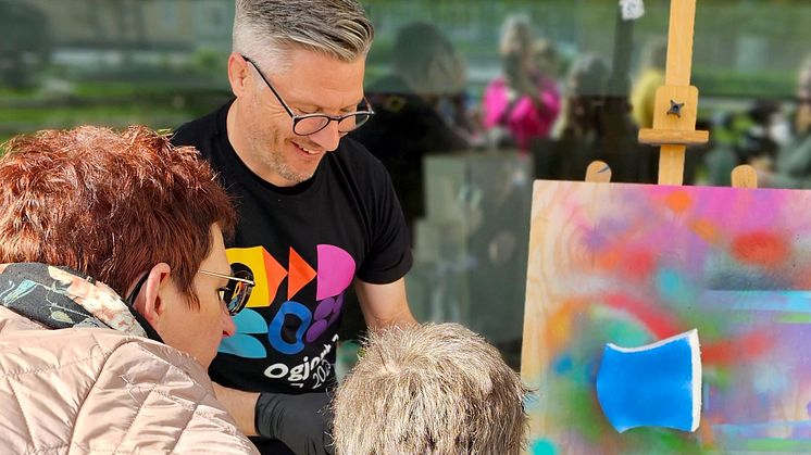 Jens Pettersson, konstpedagog vid Konsthallen och Kaleido, höll i måleriet där alla som ville fick spraymåla en pusselbit till en gemensam skulptur. Foto: Eva Lundberg