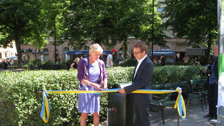 Ulla Hamilton och Christoffer Järkeborn invigde självtömmande papperskorgar vid Mariatorget  