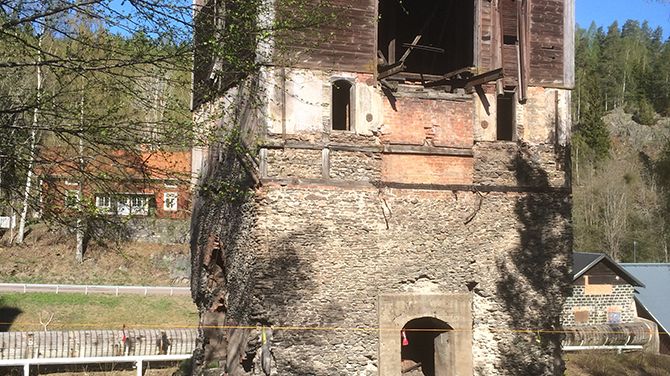 Masugnen i Ulfshyttan har ett akut behov av renoveringen. Stenar har börjat falla ned från väggarna och fastighetsägaren har därför tvingats spärra av anläggningen. Foto: Länsstyrelsen 