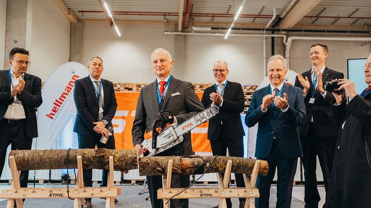 Dr. Nikolas Stihl (i midten), formand for STIHL Advisory Board og Supervisory Board, indvier det nye STIHL centrallager i Völklingen sammen med repræsentanter fra STIHL og Hellmann.