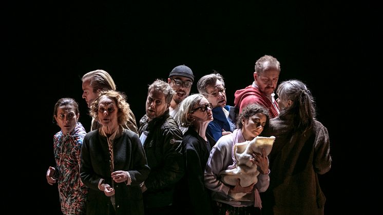 Ensemblen i Solitaire är Malin Mases Arvidsson, Bengt Braskered, Per Burell, Bianca Cruzeiro, Otto Hargne, Maria Hedborg, Marianne Nielsen, Mikaela Ramel, Jonas Sjöqvist och Niklas Åkerfelt. Foto: Mats Bäcker