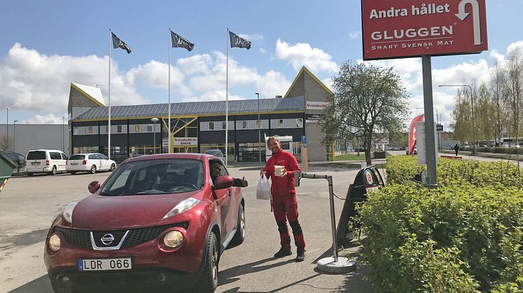 Johan Björklund på Gluggen serverar Drive-In på Gluggen Hemsta i Gävle