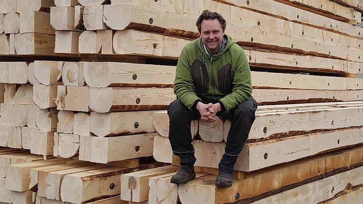 Alexander Björsell, platschef på Lillevrå såg, på en stapel med grävmaskinsmattor.