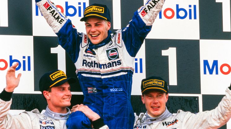 1997 års Formel 1-världsmästare Jacques Villeneuve kommer till start på Gelleråsen Arena i Porsche Sveriges gästbil. Bilden: Jacques Villeneuve firar VM-segern 1997 med David Coulthard och Mika Häkkinen