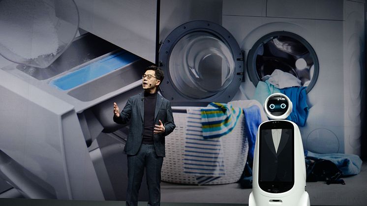 Dr. Park hadde selskap av LG CLOi GuideBot på scenen. Foto: LG Electronics