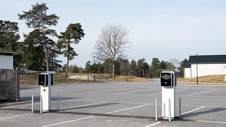 eRange Duo med Unimi fundament och påkörningsskydd