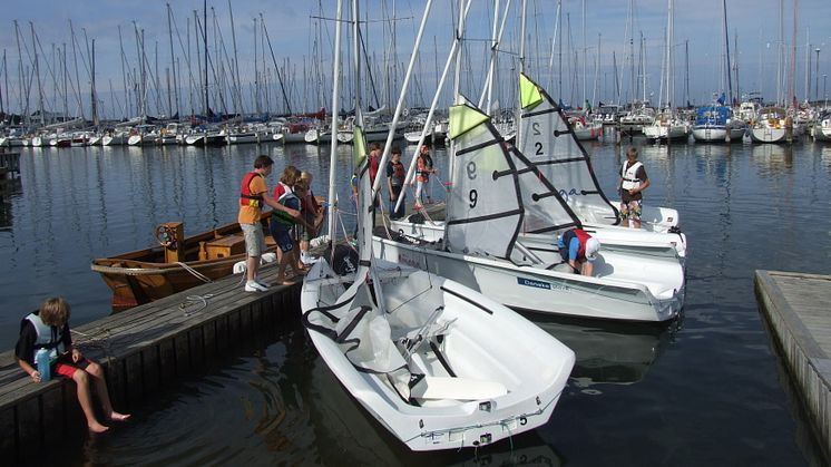 Hamnens sponsorsatsning innebär att 31 unga från utvecklingsområden får uppleva hamn- och seglingslivet. Bild: Gårdstensbostäder AB.