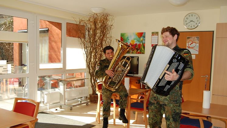 Mirco Jahreis spielt Tuba, Michael Speser Akkordeon.