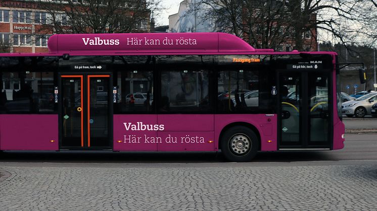 Valbuss på väg. Bilden är ett montage - den verkliga bussen ser inte exakt ut så här.