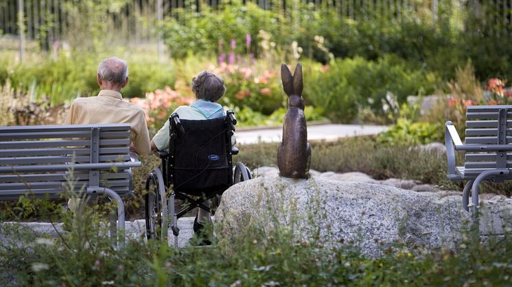 Micasa Fastigheter ger redan blivande seniora hyresgäster en rimlig möjlighet att få tillgång till en hyresrätt utifrån olika ekonomiska förutsättningar. Foto: Micasa Fastigheter, trädgården fastighet Filen, Södermalm.