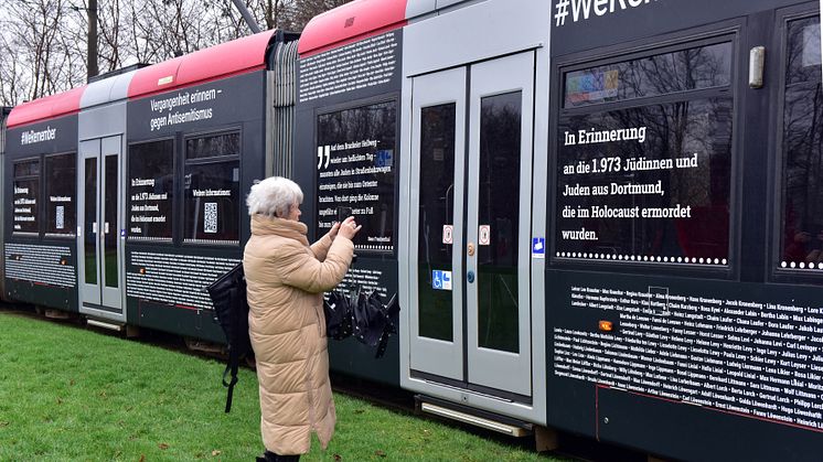 Das Motiv DSC 8804 zeigt Barbara Samuel beim Betrachten der Namen der Holocaust-Opfer, unter denen sich auch ihre Großeltern und eine Tante befanden. 