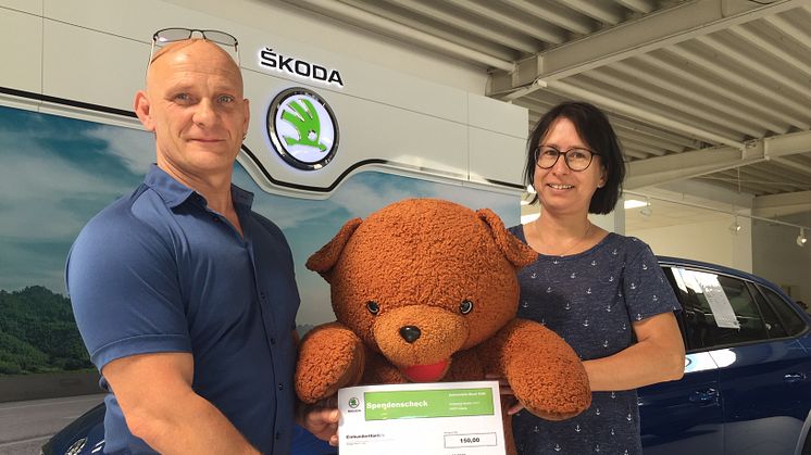 René Musil übergibt den Spendenscheck an Kerstin Stadler vom Bärenherz-Förderverein