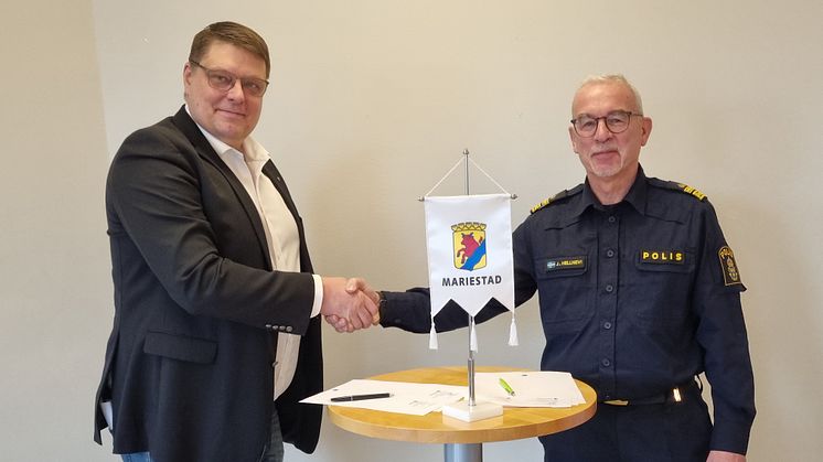 Johan Abrahamsson (M) kommunstyrelsens ordförande och Jan Hellnevi lokalpolisområdeschef östa Skaraborg tecknar årets medborgarlöfte.