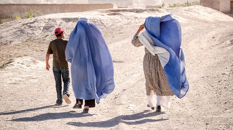 Talibanerna: Kvinnor får lämna hemmet bara när det är nödvändigt, och då ska de täcka kropp och ansikte.