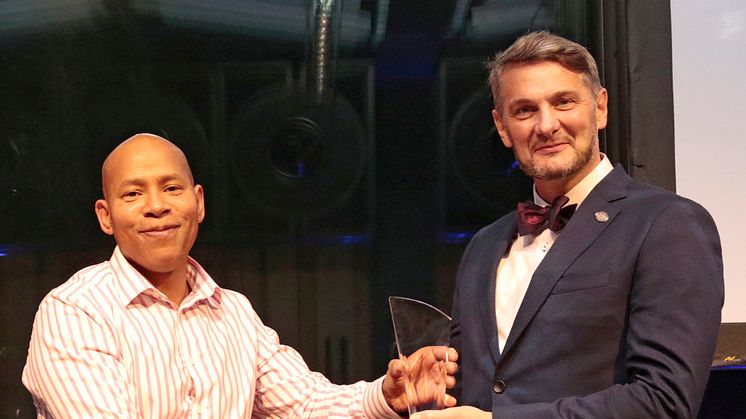 Nigel Craig mottar Graham Burnett Volunteer of the Year Award