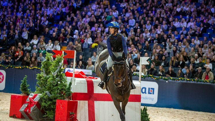 VM-aktuella ekipaget Frida Andersén och Box Leo startade inomhusfälttävlan i Friends Arena 2021. Foto: Roland Thunholm