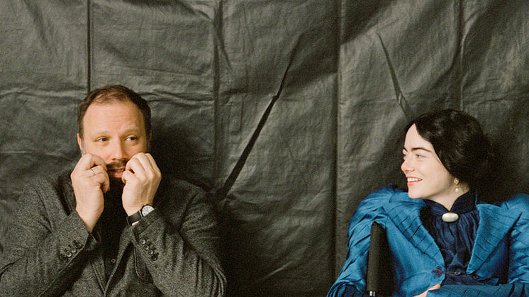 Filmskaparen Yorgos Lanthimos och producent/skådespelaren Emma Stone .  © Searchlight Pictures