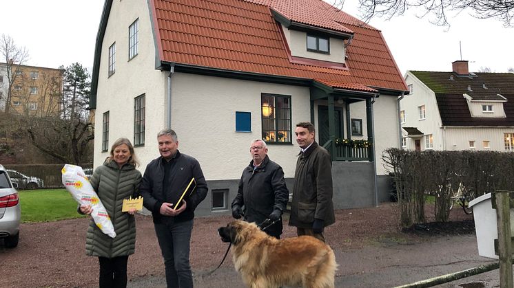 Bild på förra årets vinnare, Tomas och Tina Elander som fick priset för restaureringen av sin villa från 1920-talet.