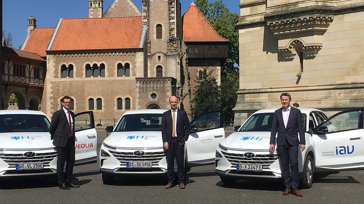 Julien Mounier (Veolia) Erster Stadtrat Christian Geiger und Abteilungsleiter Ralf Wascheck (IAV) präsentieren die neuen Fahrzeuge