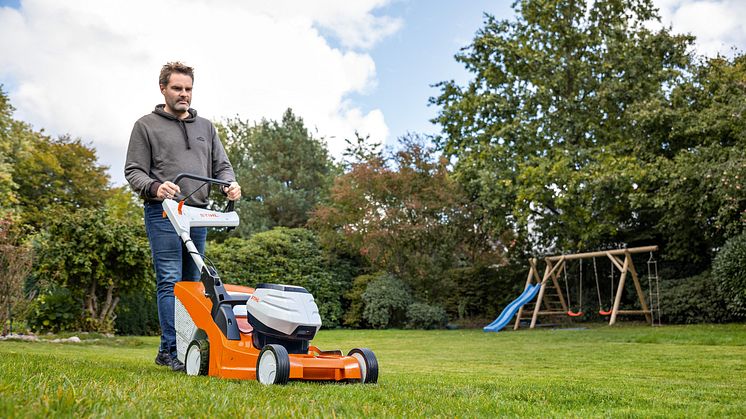 Komfortabelt og lett med selvgående batterigressklipper fra STIHL