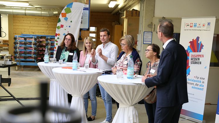 Auf dem Podium (von links): Lisa Gnadl (SPD), Wiebke Knell (FDP), Martin Felix (Grüne), Sabine Bächle-Scholz (CDU), Heidemarie Scheuch-Paschkewitz (Linke) und Moderator Peter Hanack.  