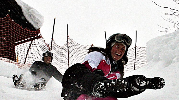 En kilometer pulkabacke! Testa Zibobs eller Scorpionracers i Kälkspåret i Åre.