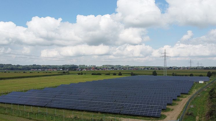 LEW-PV-Anlage im Pforzener Ortsteil Leinau jetzt mit 1,7 Megawatt Leistung: Im Vordergrund ist der nun ans Netz gegangene, zweite Anlagenteil zu sehen. (Thorsten Franzisi/LEW)