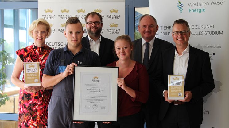  Melanie Holverscheid (kaufm. Ausbildung), Dustin Scheibler (techn. Azubi), Niels Köstring (AUBI-Plus), Lisa Neumann (kaufm. Azubi), Dr. Stephan Nahrath (Geschäftsführer WWE) und Burkhard Thiele (Leiter technische Aus- und Weiterbildung) (v. l.)