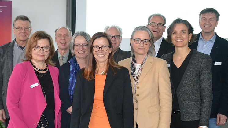 (v.li.): Dr. Michael Bestler, Prof. Dr. Elke Berninger-Schäfer, Prof. Dr. Michael Nagy, Katrin Schöpf, Heidi Kupke, Thomas Berg, Prof. Dr. Annette Noller, Michael Ehrmann, Floriane Kappler, Michael Basler. Text & Foto: Franz Motzko