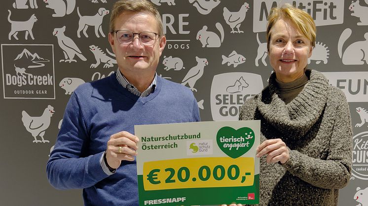 Hermann Aigner, Geschäftsführer Fressnapf Österreich übergibt den Tierisch engagiert Scheck; für das gemeinsame Wildvogelprojekt, über 20.000 Euro an Birgit Mair-Markart, Bundesgeschäftsführerin Naturschutzbund Österreich.