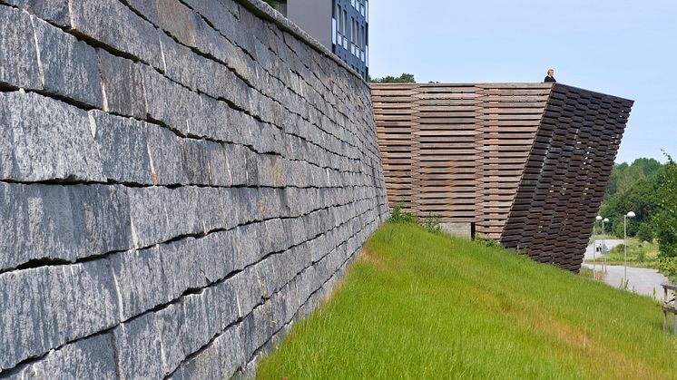 Panoramaterrassen i Rinkeby har en stödmur uppförd i svensk granit. Foto: Åke E:son Lindman