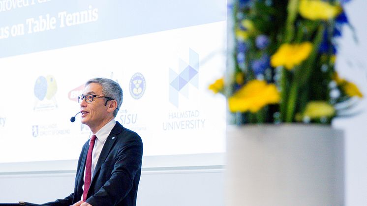 Högskolan i Halmstads rektor Stephen Hwang talar på den internationella forskningskonferensen som genomfördes i samband med lag-VM i bordtennis 2018.  Foto: Joachim Brink/Högskolan i Halmstad