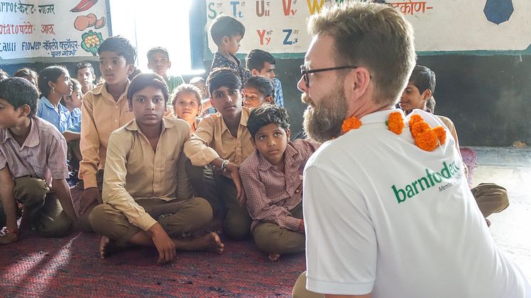 Thomas Rebermark på skolbesök i Gogunda, Indien. 