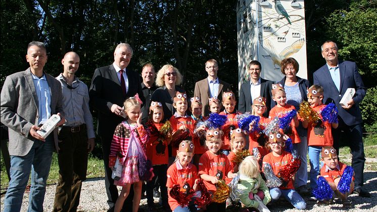 Foto: Die Mädchen und Buben des Maintal-Kindergartens in Schönbrunn haben die Patenschaft für den Artenschutz-Turm übernommen.