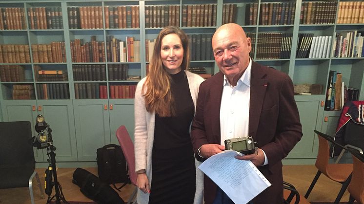 Generalsekreterare Natali Phalén och journalisten Vladimir Pozner efter intervjun