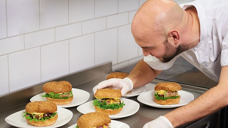Menigos Niklas Lindblad veggieboostar med Vegme hamburgare 