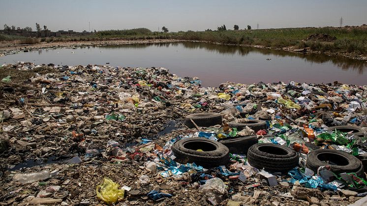 Sopor och avloppsvatten nära där Rahma* bor i Baquba, Irak