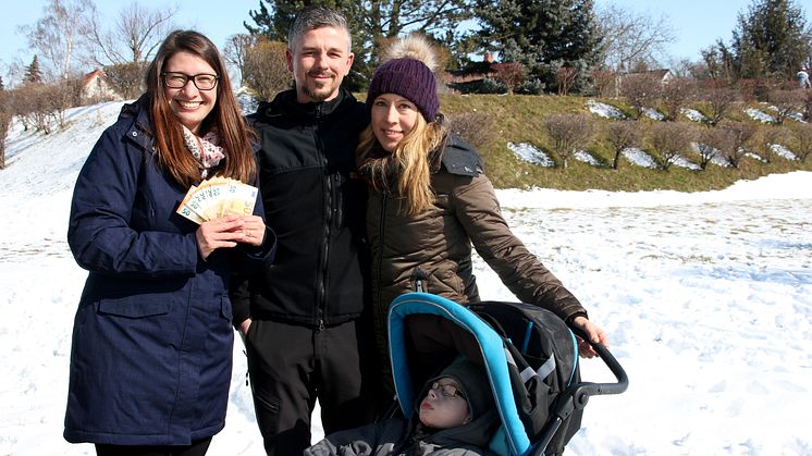 Ulrike Herkner, Geschäftsführerin des Fördervereins Kinderhospiz Bärenherz Leipzig, mit Andreas Müller, Christina Michel und dem kleinen Moritz