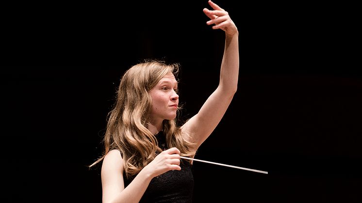 Mirga dirigerar Kungliga Filharmonikerna. Foto: Benjamin Ealovega.
