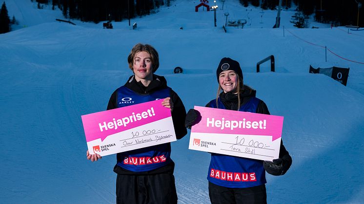 Joar Nordmark Björnström och Tova Stål med checken från Svenska Spels Hejapris. Foto: Daniel Bernstål