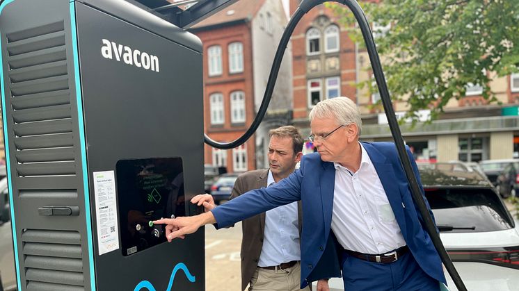 v.l. Erster Stadtrat Markus Moßmann und Avacon Generalbevollmächtigter Thomas Meyer an der Schnellladesäule am Reichenbachplatz