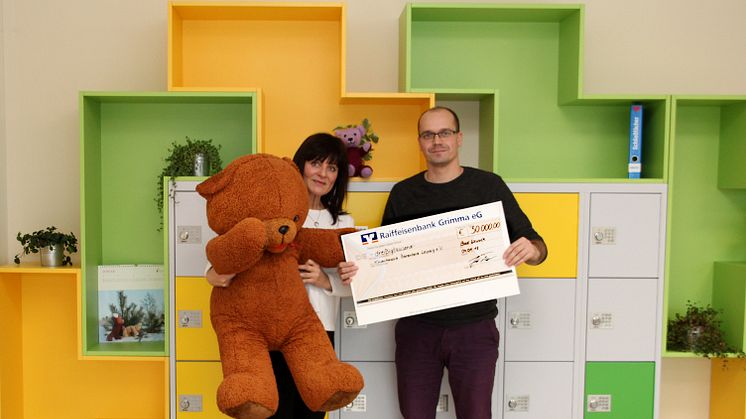 Mona Meister vom Kinderhospiz Bärenherz mit Mietrachef Jörg Trautner während der Spendenübergabe im Firmensitz in Bad Laußnick