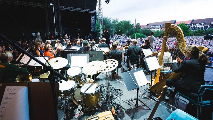 Ola Salo och Helsingborgs Symfoniorkesters i en gemensam konsert på Furutorpsplatsen under Hx 2017.