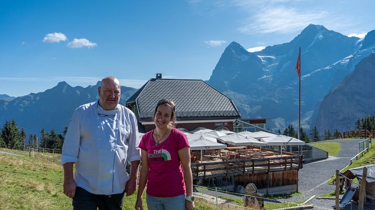 Pascal "Päsci" Ramponi mit Tochter Audrey Ramponi vor dem Panorama Restaurant Allmendhubel